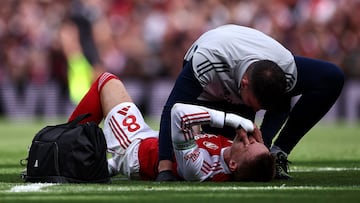 Martin Ødegaard, jugador del Arsenal, siendo atendido por el médico ante el Nottingham Forest.