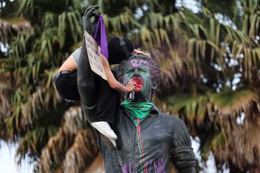 Grafitis, carteles y más: así fueron vandalizadas las fachadas y estaciones de TransMilenio en las marchas del Día de la Mujer en Bogotá