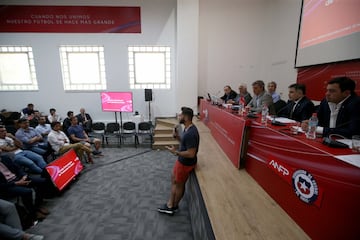 El consejo extraordinario de presidente de la ANFP contó también con representantes del Sifup, y jugadores de Primera, Primera B y Segunda División. Se determinó que el torneo se reanuda el próximo 22 de noviembre.