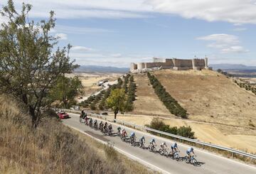 La última edición de la Vuelta tuvo una última semana loca donde no solo la montaña decidió. El mejor ejemplo, no el único, fue la etapa Aranda-Guadalajara en la que se pudo disfrutar de un recorrido llano con viento y abanicos en el que el equipo Deceuninck dio una exhibición junto al Movistar. Una jornada de 219 km a 50,6 km/h de media en la que venció Gilbert.