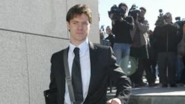 <b>PETICIÓN FORMAL.</b> El centrocampista del Liverpool Xabi Alonso ha pedido por escrito en la mañana de hoy su salida del club inglés para fichar por el Real Madrid.