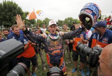 REFILE- CLARIFYING RALLY EDITION
KTM rider Marc Coma of Spain celebrates after winning the seventh South American edition of the Dakar Rally 2015 in Buenos Aires, after the 13th stage of the Dakar Rally 2015 from Rosario to Buenos Aires January 17, 2015.   REUTERS/Jean-Paul Pelissier (ARGENTINA - Tags: SPORT MOTORSPORT TPX IMAGES OF THE DAY)