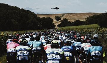El pelotón durante la decimocuarta del Tour de Francia 2021.