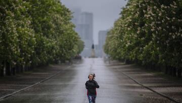 LONDON, UNITED KINGDOM - APRIL 28: Joggers take their daily exercise in the rain at Greenwich Park on April 28, 2020 in London, England. British Prime Minister Boris Johnson, who returned to Downing Street this week after recovering from Covid-19, said th