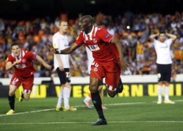 Fue el autor del gol m¨¢s doloroso para el Valencia y uno de los m¨¢s alegres que se recuerdan por el Pizju¨¢n. Corr¨ªa el minuto 94 de la vuelta de la semifinales de la Europa League 2013-14. El Valencia le hab¨ªa dado la vuelta con un 3-0 al 2-0 de la ida (tambi¨¦n marc¨® M'bia). El camerun¨¦s se elev¨®, tras un saque de banda, hizo el 3-1 y meti¨® al Sevilla en la final que acabaron ganando.