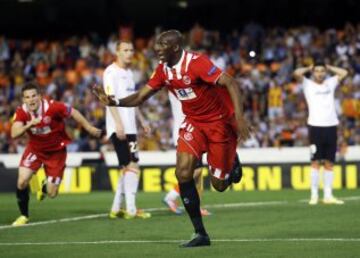 Fue el autor del gol más doloroso para el Valencia y uno de los más alegres que se recuerdan por el Pizjuán. Corría el minuto 94 de la vuelta de la semifinales de la Europa League 2013-14. El Valencia le había dado la vuelta con un 3-0 al 2-0 de la ida (también marcó M'bia). El camerunés se elevó, tras un saque de banda, hizo el 3-1 y metió al Sevilla en la final que acabaron ganando.