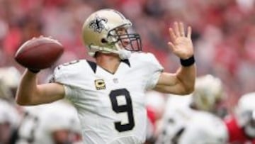 Drew Brees quarterback de los New Orleans Saints busca entrar en el club de los 400 pases de TD completados.
