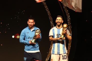Lionel Messi posa sonriente con el trofeo de la Copa del Mundo junto a una réplica de sí mismo a tamaño natural. La imagen, cuando menos curiosa, se produjo en Asunción (Paraguay) durante un evento organizado por la
CONMEBOL para homenajear a Argentina, la última selección campeona de la Copa Mundial de la FIFA.