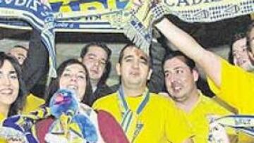 <b>UNA PEÑA CARNAVALERA. </b>La Peña Km 0-Cádiz 2 comenzó ayer a vivir la fiesta en su sede ubicada en el Bar Pandau. Hoy apoyará a su equipo en el Santiago Bernabéu.
