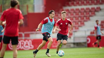 Illescas conduce el balón durante un entrenamiento del Mirandés.