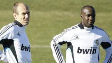 El Real Madrid volvió hoy a ejercitarse en la Ciudad Deportiva de Valdebebas, después de dos días de descanso, para preparar el choque del próximo domingo (17.00 horas) frente al Valladolid, con las ausencias de Pepe y Robben, que se quedaron en el gimnasio, y con Lass y marcelo, realizando carrera continua al margen del grupo.