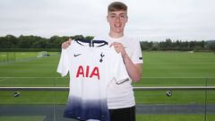 Jack Clarke posa con la camiseta del Tottenham Hotspur. 