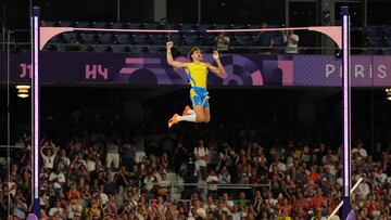 Paris 2024 Olympics - Athletics - Men's Pole Vault Final - Stade de France, Saint-Denis, France - August 05, 2024. Gold medallist Armand Duplantis of Sweden vaults to a new world record of 6.25 metres. REUTERS/Aleksandra Szmigiel
