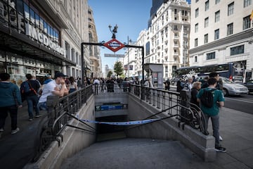 La entrada al metro de Madrid est¨¢ bloqueada debido a un apag¨®n generalizado que afecta a Espa?a y Portugal.