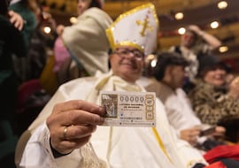 Jesús, el Papa de la Lotería: “Llevo diecinueve años viniendo al Sorteo de Navidad y seis entrando el primero”