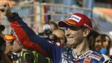 Jorge Lorenzo celebra su pole en Losail.