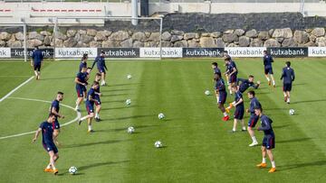 La sesión de ayer registró caras serias. Tras el abarrote por el anuncio del adiós de Ziganda, todo volvió a la normalidad.