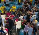 Jugadores uruguayos suben a una tribuna y golpean a hinchas colombianos: esto ocurrió