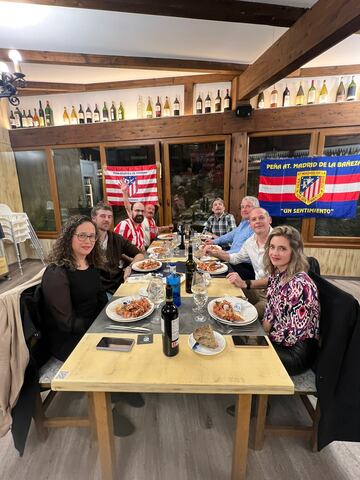 Miembros de la peña atlética Lucense durante la cena de su 44º aniversario en Ribadeo, Lugo. 