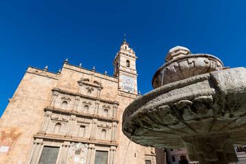 Chelva es un encantador pueblo de la comarca de Los Serranos que ha sido capaz de mantener sus tradiciones y de cuidar su cultura a lo largo de los años. Sus paisajes fluviales, sus estrechas y acogedoras calles y cada una de sus emblemáticas construcciones, lo convierten en un destino idóneo para desconectar y viajar a la época medieval. Hasta el siglo XVII, convivieron en la capital de Los Serranos tres religiones diferentes: judíos, musulmanes y cristianos. Este hecho le ha otorgado a la población una gran riqueza cultural que se puede apreciar en cada uno de sus rincones.