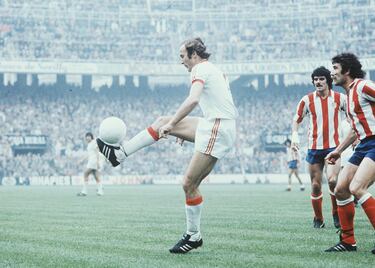 El delantero Héctor Horacio Leonel Scotta (San Justo, Santa Fe, 1950), llegó al Sevilla justó después de batir en 1975 el récord anotador de un año natural en Argentina. 60 goles metió el Gringo ese año con la camiseta de San Lorenzo de Almagro entre los torneos Metropolitano y Nacional. Costó unos 25 millones de pesetas de la época al presidente Eugenio Montes Cabeza. Y Scotta, en Nervión, también la rompió. Literalmente, porque su disparo era terrorífico. "Sssihs, sssihs, que viene, que viene", sigue cantando la grada del Sánchez Pizjuán (y la sevillana, en general) muchos años después de aquellos pelotazos que le convirtieron en máximo goleador nervionense durante dos de las cuatro temporadas que militó en el Sevilla, antes de ser traspasado a Ferrocarril Oeste en 1980. Su nieto Valentino Fattore Scotta, por cierto, juega de lateral derecho en las categorías inferiores sevillistas.