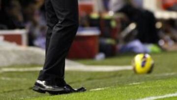 Atletico Madrid's coach Diego Simeone gestures during their Spanish First Division soccer match against Valencia at the Mestalla stadium in Valencia November 3, 2012. REUTERS/Heino Kalis (SPAIN - Tags: SPORT SOCCER)