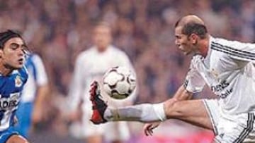 <b>GENIAL</b>. Zidane fascina a Duscher con uno de sus toques.