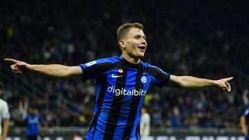 MILAN, ITALY - OCTOBER 29: Nicolo Barella of FC Internazionale celebrates his first goal during the Serie A match between FC Internazionale and UC Sampdoria at Stadio Giuseppe Meazza on October 29, 2022 in Milan, Italy. (Photo by Pier Marco Tacca/Getty Images)