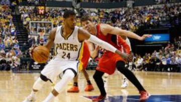 Paul George (24) lleva la pelota ante Kyle Korver.
