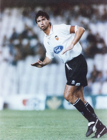 En el Valencia CF, vivió una etapa más prolongada y significativa. Llegó en 1993 como un central experimentado, y en su primera temporada disputó 35 partidos oficiales, ganándose el respeto de la afición por su entrega y profesionalismo. Fue parte de una defensa aguerrida en años de altibajos para el club. Aunque no siempre fue titular, su actitud intachable y compromiso lo convirtieron en un compañero valorado dentro del vestuario.