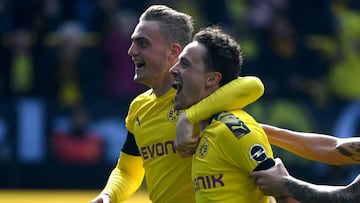 Dortmund&#039;s Danish midfielder Thomas Delaney celebrates with Dortmund&#039;s Danish forward Jacob Bruun Larsen (L) after scoring the 2-1 during the German first division Bundesliga football match Borussia Dortmund vs Fortuna Duesseldorf in Dortmund, w