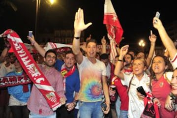 Los aficionados sevillistas celebraron el pase a la final en la Puerta de Jerez.