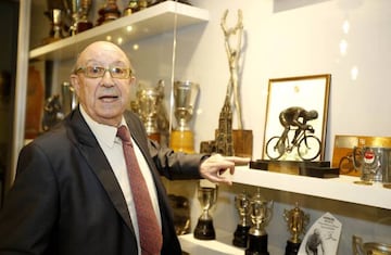 Un ciclista en acción con la siguiente placa: “Tour de France 67. Grand Prix de la Montagne. Trophée Chocolat Poulain. Jiménez Julio”. Una joya. Ganó tres veces la Montaña del Tour (1965, 66 y 67), aunque sólo recibió un trofeo en el último, que coincide con su podio: segundo.