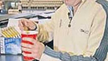 Javier Furio, fisioteraputa, prepara el agua marina.