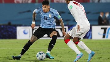 Mathias Olivera durante el partido contra Per&uacute; en el que Uruguay consigui&oacute; la clasificaci&oacute;n para el Mundial.