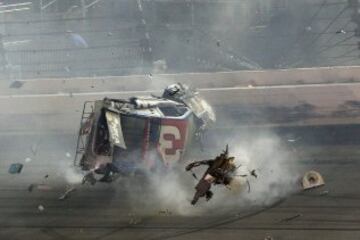 El accidente se produjo en la última vuelta de la carrera Coke Zero 400 de la Nascar. Los pilotos Denny Hamblin y Kevin Harvick se tocaron y el coche 3 que conducía Austin Dillon fue el más afectado.