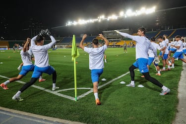 Los jugadores completaron trabajo físico y táctico en el césped del Ortalyq Stadıon antes de enfrentarse al Kairat Almaty
