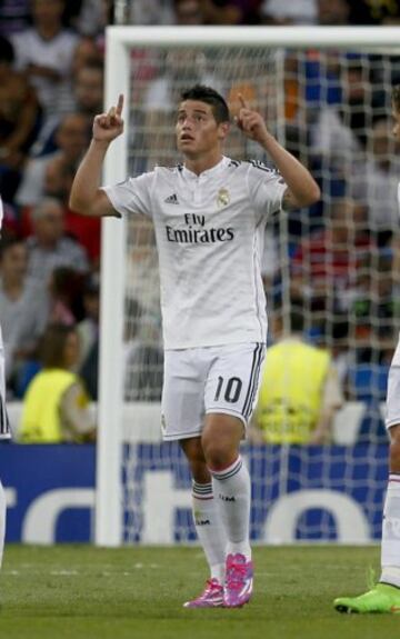 El centrocampista colombiano del Real Madrid James Rodríguez celebra su gol, cuarto del equipo, durante el partido de la primera jornada de la fase de grupos de la Liga de Campeones que Real Madrid y FC Basilea disputan esta noche en el estadio Santiago Bernabéu, en Madrid. 