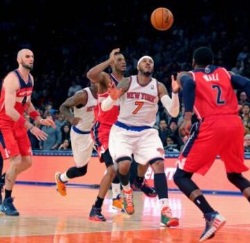 Carmelo Anthony (7) lucha por un balón ante Trevor Ariza (1), John Wall (2) y Gortat.