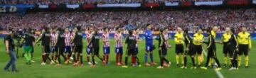 Saludo de los equipos, durante el partido de vuelta de cuartos de final de la Liga de Campeones que se disputa esta noche en el estadio Vicente Calderón. 
