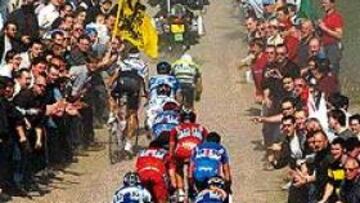 <B>POLVO Y SUDOR.</B> Los once corredores que rompieron la carrera, con Van Petegem en cuarto lugar.