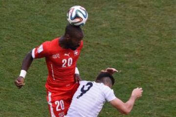 Johan Djourou y Olivier Giroud.