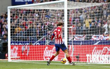 Vitolo vio el desmarque de Griezmann que encaró ante Pacheco, el primer tiro fue al palo pero al rechace, el jugador francés hizo el 2 a 0.
