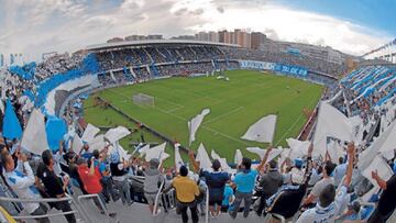 Los aficionados del CD Tenerife celebran un gol en el estadio.