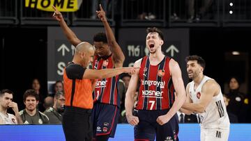 VALENCIA, 22/02/2026.- El ala-pívot del Baskonia Rodions Kurucs (c) celebra una acción durante la final de la Copa del Rey que disputan este domingo Real Madrid y Baskonia en el Roig Arena de Valencia. EFE/ Kai Försterling