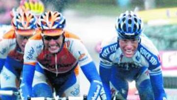 <b>DURA JORNADA. </b>Flecha y Chavanel, empapados, en su sprint.