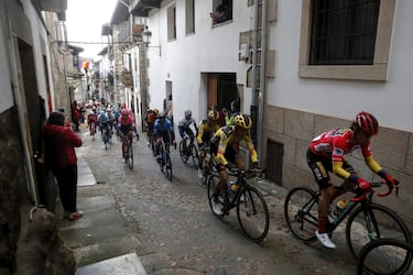  La localidad salmantina de Candelario, en la Sierra de Béjar, precede a la ascensión a La Covatilla. Sus calles empedradas suponen un plus de dureza para la subida a un puerto exigente, de 11,4 km al 7,1%. Roglic, en cabeza en esta foto, sufrió para conservar su ventaja frente a Carapaz, pero ganó su segunda Vuelta en Madrid.