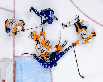 El jugador de hockey canadiense es considerado el mejor de su deporte de todos los tiempos. Jugó en Indianapolis Racers, Edmonton Oilers, Los Angeles Kings, St. Louis Blues y
New York Rangers. Marcó 894 goles, hizo 1,963 asistencias y 2,857 puntos. Adempas, llegó a mil puntos en sólo 424 juegos.