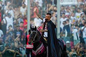 Al estilo 'Rey Arturo'. Así fue presentado Vidal en su presentación como nuevo jugador del Colo-Colo en el Estadio Monumental lleno. Llegó en helicóptero al estadio situado en Santiago de Chile para después para después cabalgar con un atuendo de rey.