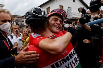 El ciclista estadounidense del equipo Jumbo, Sepp Kuss, recibe la felicitación de uno de sus compañeros de equipo. 